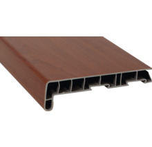 Plastový okenní parapet s dřevěným vzhledem