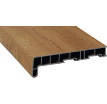 Plastový okenní parapet s dřevěným vzhledem