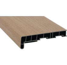 Plastový okenní parapet s dřevěným dekorem