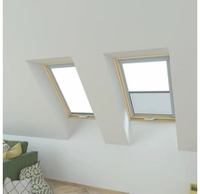 Dvě střešní okna ve světlé místnosti