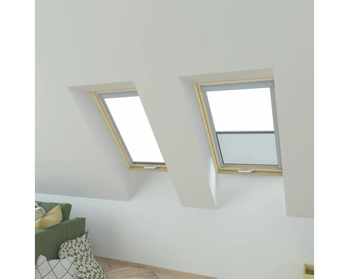 Dvě střešní okna ve světlé místnosti