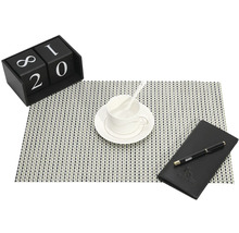 Dekorace stolu s prostíráním, kalendářem, šálkem s podšálkem, zápisníkem a perem