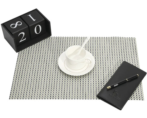 Dekorace stolu s prostíráním, kalendářem, šálkem s podšálkem, zápisníkem a perem