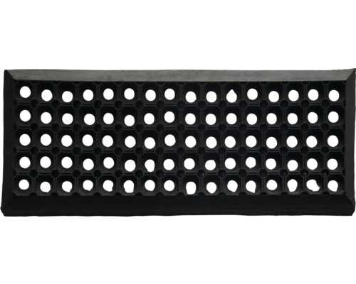 Černá gumová rohož s otvory pro venkovní použití