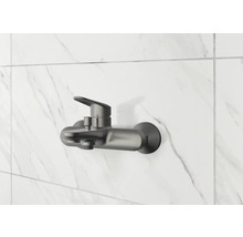 Nástěnná sprchová baterie na dlaždicích