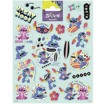 Sada samolepek Disney Stitch s různými motivy Stitch, jako je Stitch se slunečními brýlemi, kytarou nebo surfovacím prknem