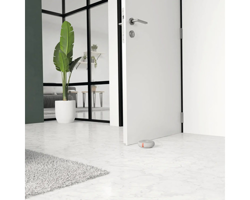 Interiér s otevřenými dveřmi a dveřním zarážkou