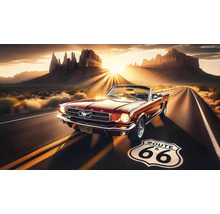 Červený veterán na silnici Route 66 s horskou scenérií v pozadí