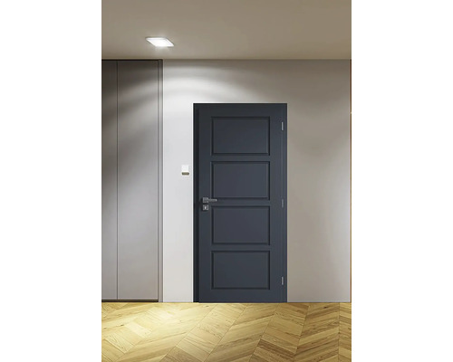 Interiér s šedými interiérovými dveřmi se čtyřmi panely