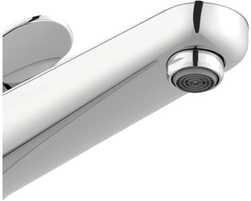 Detailní záběr chromované vodovodní baterie