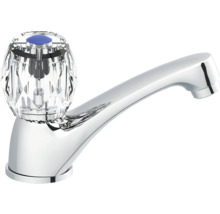 Vodovodní kohoutek s průhlednou, fasetovanou rukojetí a chromovaným výtokem