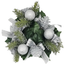 Vánoční dekorace s koulemi, stuhami, šiškami a větvemi