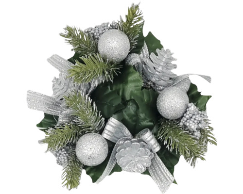 Vánoční dekorace s koulemi, stuhami, šiškami a větvemi