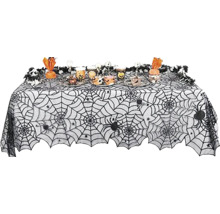 Zdobený stůl s ubrusem s motivem pavučiny na Halloween