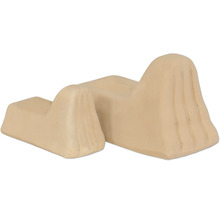 Dva světle hnědé dřevěné stupňovité podesty