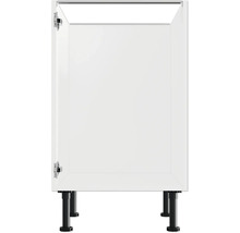 Kuchyňská spodní skříňka s otevřenými dvířky a černými nožičkami