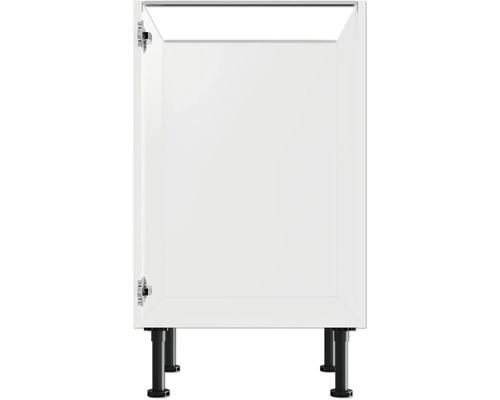 Kuchyňská spodní skříňka s otevřenými dvířky a černými nožičkami