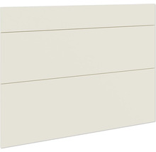 Detail nábytkové fronty s horizontálními ozdobnými lištami