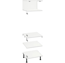 Na obrázku jsou bílé spodní skříňky s kováním a černými nohami.