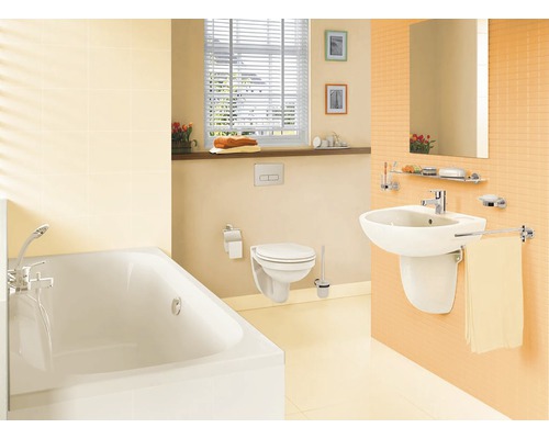 Koupelna s vanou, toaletou a umyvadlem