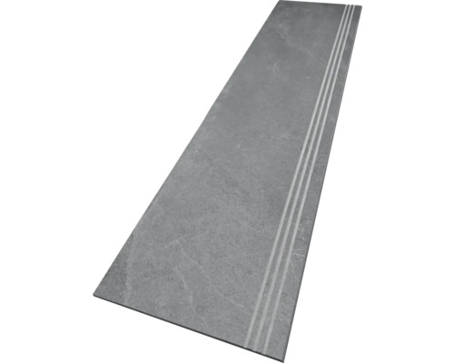 Kamenný schodišťový stupeň se třemi drážkami pro bezpečnost chůze