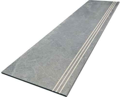 Stupňový prvek z kamene s drážkami