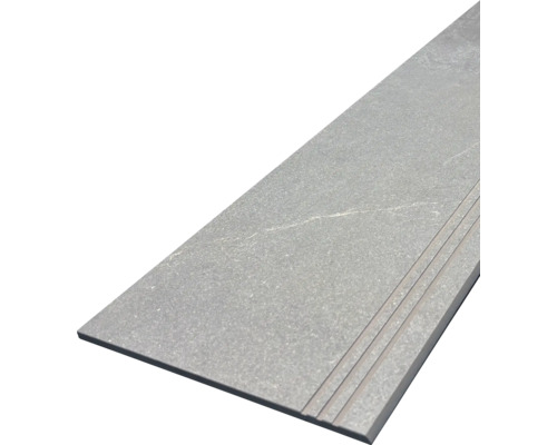 Šedý keramický schod s drážkami