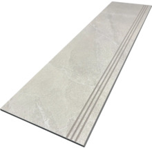 Keramický schod s rýhovaným povrchem