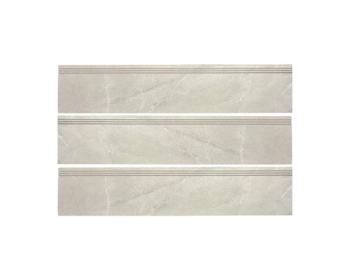 Tři kamenné schodišťové stupně s texturou podobnou mramoru