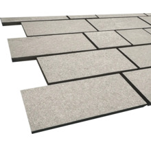 Šedé terasové desky z kamene položené