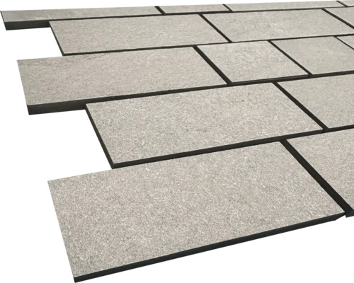 Šedé terasové desky z kamene položené