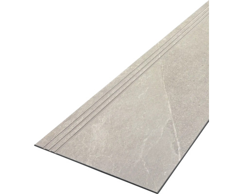 Detail schodišťové dlaždice s vroubkovaným okrajem.