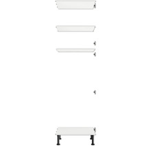 Několik bílých polic s nastavitelnými nožičkami