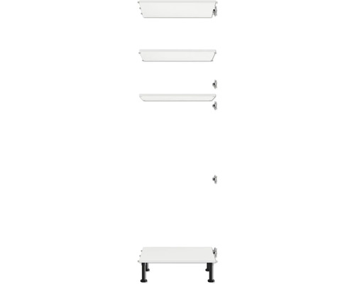 Několik bílých polic s nastavitelnými nožičkami