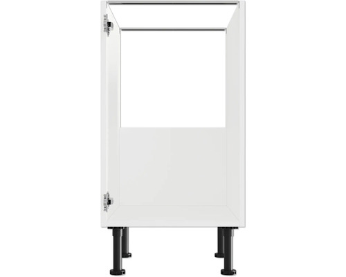 Kuchyňská spodní skříňka s otevřenými dvířky a nastavitelnými nohami