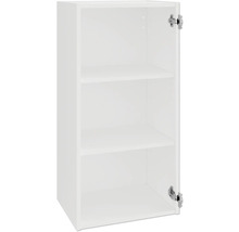 Bílá závěsná skříňka se dvěma policemi a otevřenými dvířky.