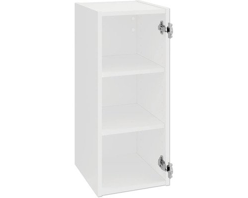 Bílá závěsná skříňka s policemi a otevřenými dvířky