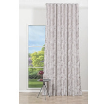 Závěs se vzorem před oknem a malým stolem