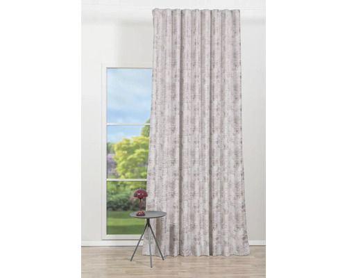 Závěs se vzorem před oknem a malým stolem