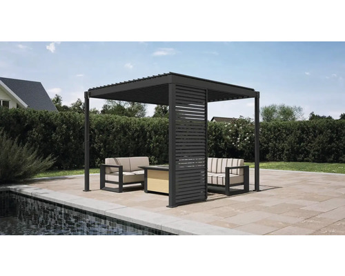 Pergola se sedací soupravou na zahradě