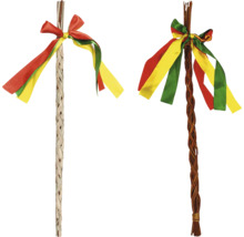 Dva zdobené májky se stuhami