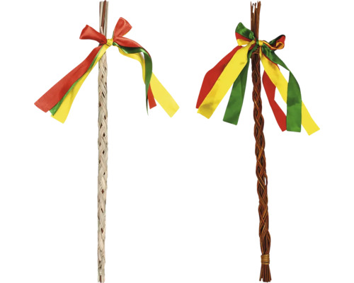 Dva zdobené májky se stuhami