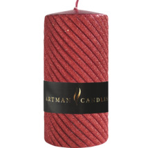 Červená sloupová svíčka s drážkami a logem Artman Candles