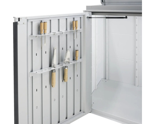 Otevřená zahradní skříň s zahradním nářadím