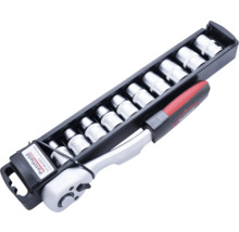 Sada nástrčných klíčů s ráčnou a různými nástavci v úložném boxu.