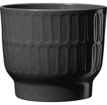 Černý květináč s vroubkovanou texturou