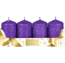 Čtyři fialové sloupové svíčky s třpytkami v balení s logem Glamour Luxury Candles