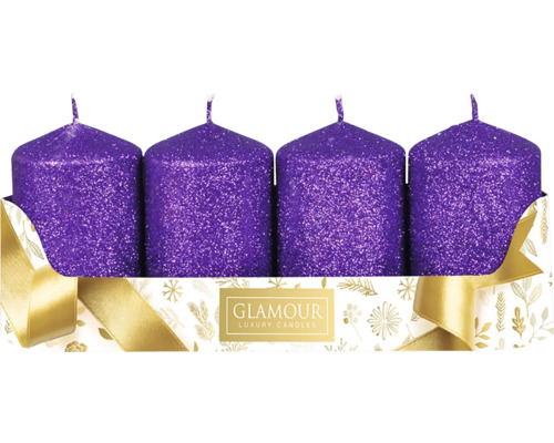 Glitrované fialové adventní svíčky Ø 5 x 8 cm 4 ks Čtyři fialové sloupové svíčky s třpytkami v balení s logem Glamour Luxury Candles