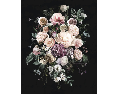 Květinové aranžmá s růžemi, pivoňkami a dalšími květinami na tmavém pozadí