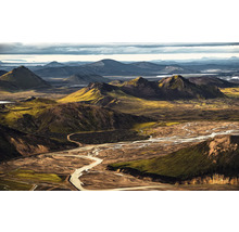 Krajinný pohled s horami a řekou